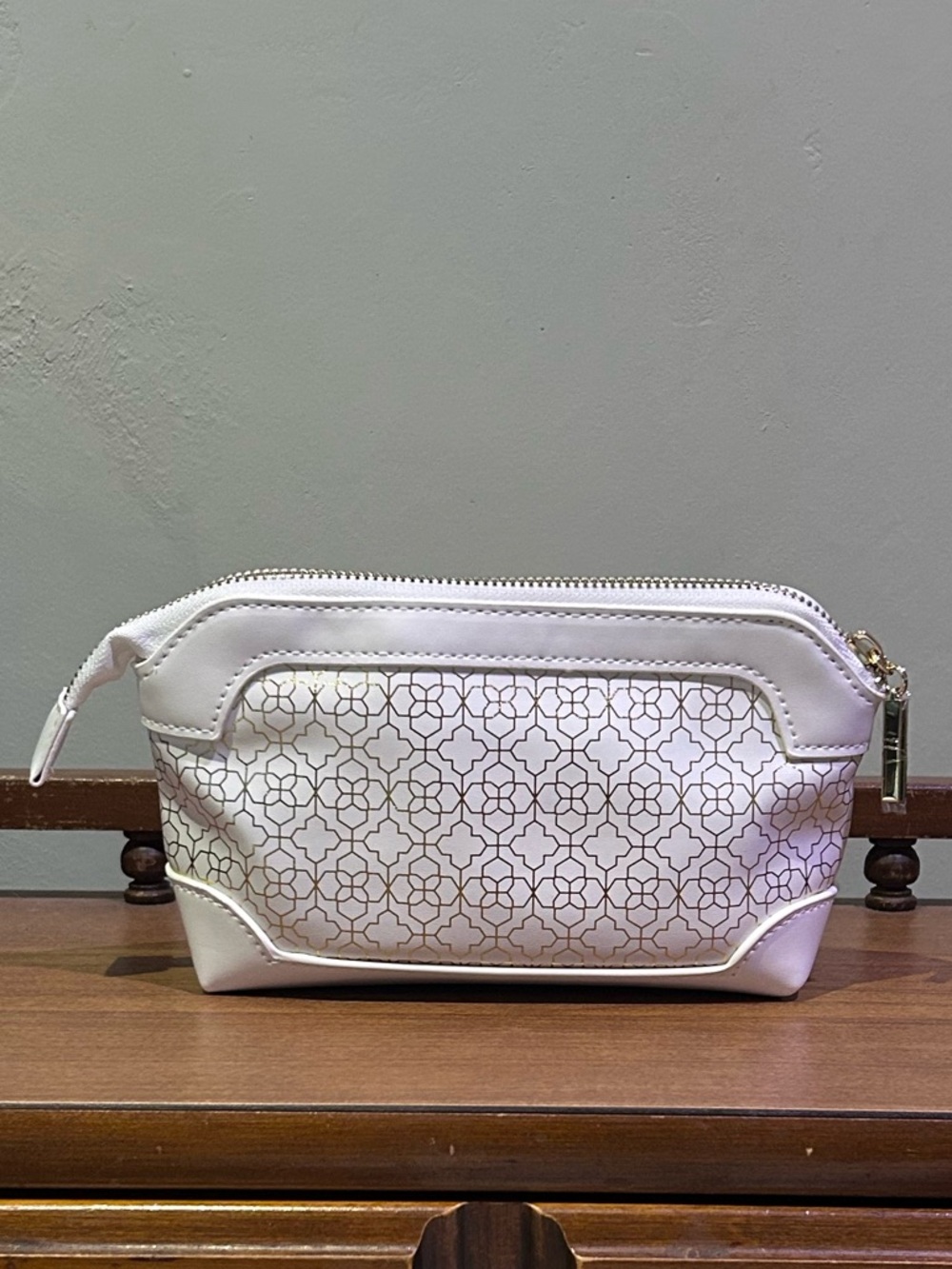 KENDRA SCOTT Elegant 2 Pack Of White And Gold Cosmetic Pouches NWTS - Picture 5 of 16